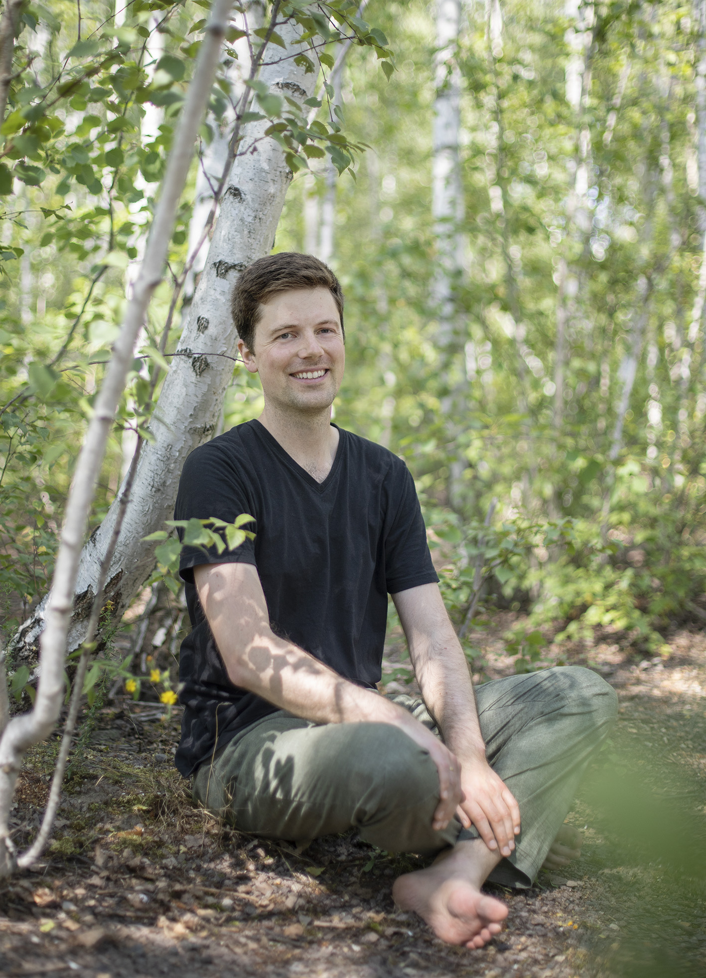 YML Potsdam - Dr. Christopher Schwake im Schneiderseitz auf dem Waldboden - Your Meditative Life