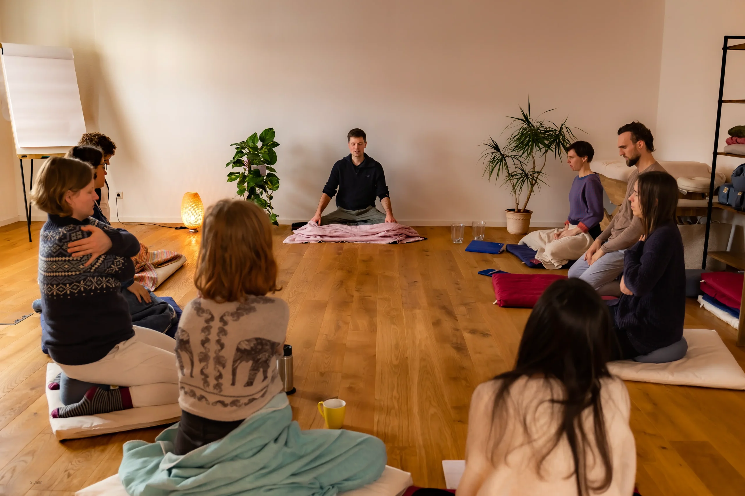 YML Potsdam - Abbildung eines Meditationskurses in der Hauptsession bei Your Meditative Life