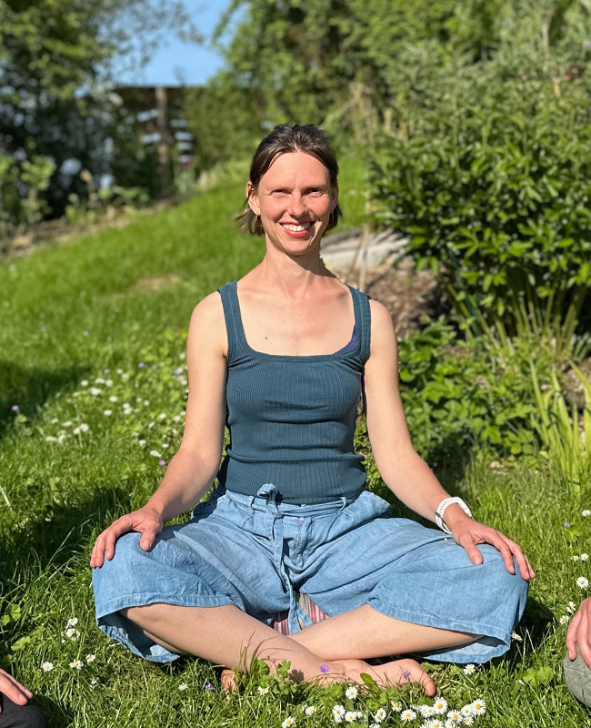 YML Potsdam - Anne Walther bei einer Meditationssession im Schneidersitz in der Natur - Your Meditative Life